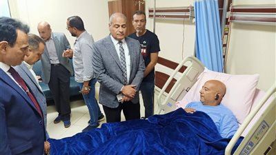 نقابة العاملين تمنح موظف الكهرباء المعتدى عليه من صاحب فيلا بالتجمع الخامس إعانة مالية