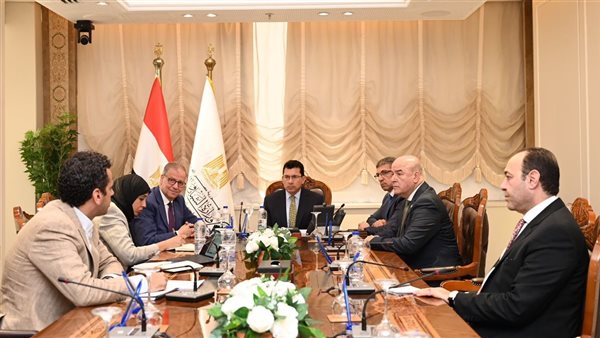 وزير الرياضة مع منظمة