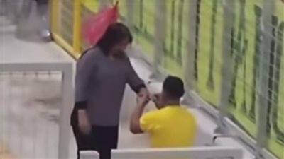 الحب في ساحات الملاعب.. جزائري يطلب يد فتاة للزواج خلال مباراة كرة قدم | فيديو