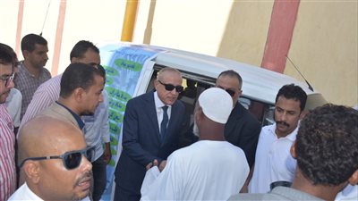 المياه ضعيفة| محافظ الأقصر يستجيب لشكوى مواطن استوقفه خلال جولته.. ويوجه بسرعة حل المشكلة