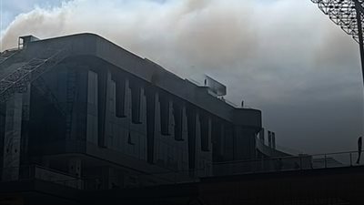 تصاعد أدخنة كثيفة بالقرب من مول أربيلا بلازا بالتجمع.. وسيارات الإطفاء تنتقل لمكان البلاغ