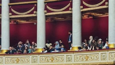 أزمة في البرلمان الفرنسي بعد حضور نساء محجّبات جلسة حكومية