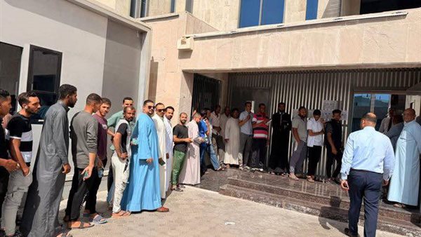 المصريون يتوافدون