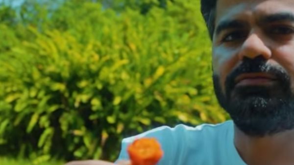 مصري في تحدي تناول