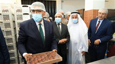 محافظ الجيزة يتفقد خطوط الإنتاج بأحد مصانع تعبئة وتغليف التمور وزيت الزيتون بالواحات البحرية