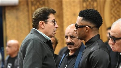بعد موقف الخطأ في اسمه.. هاني رمزي يواسي محمد رمضان في وفاة والده بعزاء المؤلف أحمد عبد الله