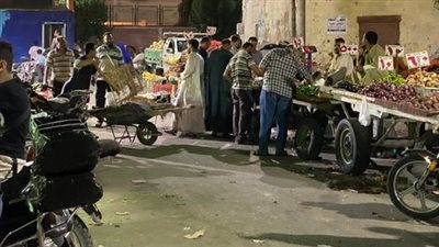 لخلافات على البيع.. اشتباك بالأسلحة البيضاء بين باعة جائلين بمحيط سوق شرق السكة بالأقصر 