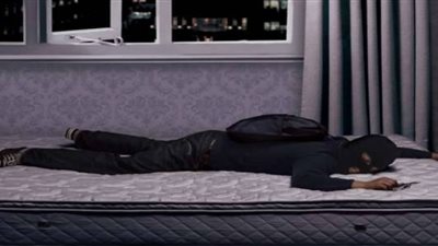 نام على الأرض وسط المسروقات.. لص يسرق منزلا ويغفو في موقع الجريمة