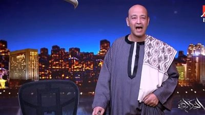 عمرو أديب يثير الجدل بظهوره بالجلابية المقلوبة: لابسها بالمقلوب عشان الزمالك يكسب