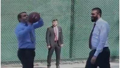 الرئيس السوري ووزير خارجيته يلعبان كرة السلة مع قائدي القيادة المركزية الأمريكية وقوة المهام المشتركة