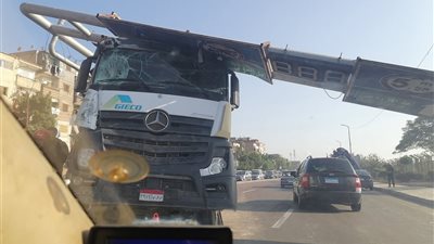 التريلا صدمتها.. سقوط لوحة إشارة مرور على سيارة نقل ثقيل بطريق مطار النزهة بالإسكندرية 