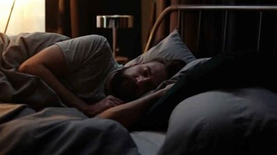 سيدة روسية تعود من عملها لتفاجأ بلص نائم في منزلها.. ما القصة؟ 