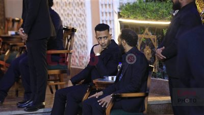 محمد رمضان وشقيقه يستقبلان عزاء والدهما بمسجد الشرطة في الشيخ زايد