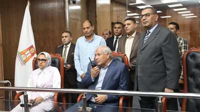 من داخل الشبكة الوطنية للطوارئ.. محافظ الوادي الجديد يتابع جاهزية لجان الانتخابات | صور