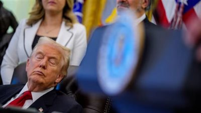 بين النفي والسخرية.. تداول صورة للرئيس ترامب نائما خلال اجتماع بالبيت الأبيض تثير الجدل في واشنطن 