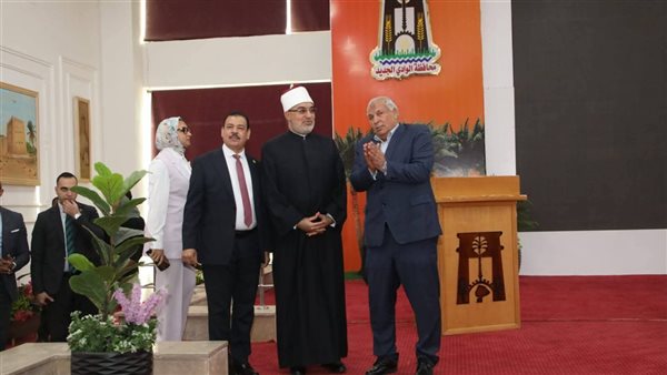 جانب من لقاء محافظ