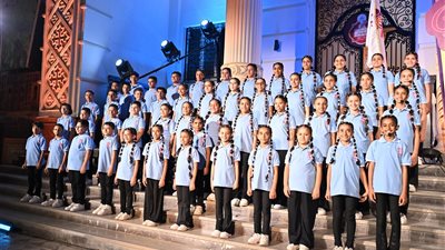 في لفتة أبوية جميلة.. البابا تواضروس يهدي صليب اليد الخاص به لمقدم الاحتفالية الطفل بوليكاربوس