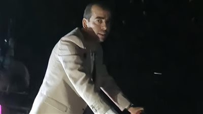 تقاليع المنايفة.. مرشح يجوب الزراعات بالدراجة وآخر يسير في موكب بالسيارات التريلا| صور