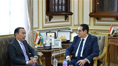 رئيس جامعة القاهرة يستقبل سفير كازاخستان لبحث تعزيز التعاون الأكاديمي والبحثي المشترك