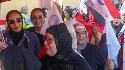 بالزغاريد والأعلام المصرية.. السيدات يتصدرن المشهد أمام لجان الانتخابات بالإسكندرية 