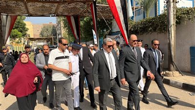 مساعد وزير الداخلية لوسط الصعيد ومدير أمن أسيوط يتفقدان الخدمات الأمنية أمام اللجان الانتخابية
