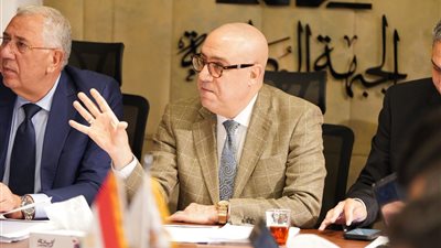 عاصم الجزار يتفقد غرفة عمليات حزب الجبهة الوطنية ويتابع سير العملية الانتخابية