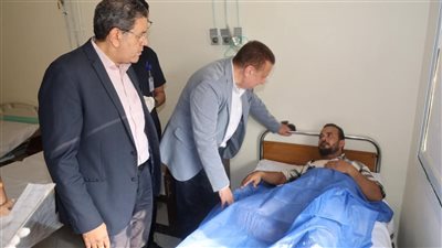 محافظ المنوفية يزور مصابي حريق مصنع السادات ويوجه بتسخير كافة الإمكانيات الطبية