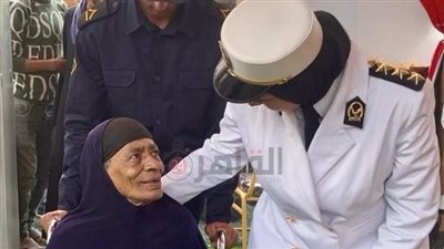 لفتة إنسانية.. أمن الفيوم يساعد مسنة للإدلاء بصوتها في الانتخابات