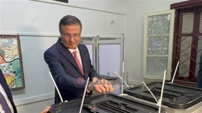 وزير الزراعة يدلي بصوته في انتخابات النواب بمدرسة الرمل بالإسكندرية