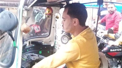 عايز مننا فلوس زيادة.. الأمن يفحص واقعة تعدي سائق توك توك على فتاتين بالمحلة