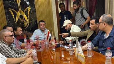 بعد المنع والوقفة الاحتجاجية.. مسلم ينهي خلافاته مع مصطفى كامل تمهيدا لاستلام تصريح عودته للعمل