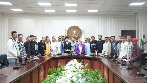 جانب من تسليم عقود