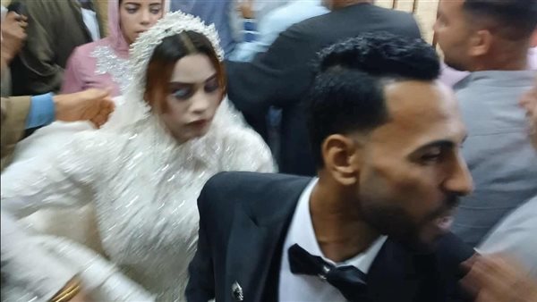 عروسين يدلون بأصواتهم