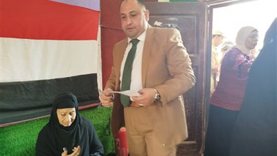 لفتة إنسانية.. رئيس لجنة في الفيوم يُساعد مسنّة على الإدلاء بصوتها خلال انتخابات النواب