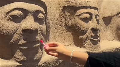 جدل واسع بعد تريند Get Ready with Sitti.. فتيات يحاولن وضع مكياج لتماثيل بالمتحف المصري الكبير