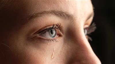 لماذا نشعر بـ ألم في الحلق عند حبس الدموع؟.. تفسير علمي يكشف ما يحدث داخل الجسم