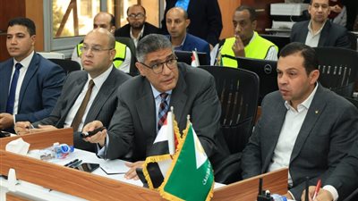 محافظ الجيزة يتابع انتظام فتح اللجان الانتخابية في ثاني أيام انتخابات النواب من مركز السيطرة