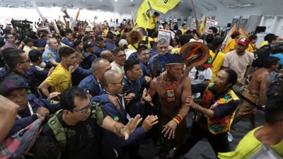 أصابوا فردي أمن.. عشرات المحتجين من السكان الأصليين يقتحمون مقر انعقاد قمة المناخ COP30 بالبرازيل 