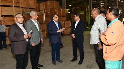 وزير الإنتاج الحربي يتابع سير العملية الإنتاجية بشركة حلوان للأجهزة المعدنية