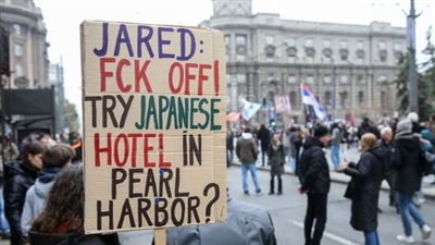 آلاف الصرب يتحدون كوشنر.. مظاهرة حاشدة في العاصمة رفضًا لهدم مقر للجيش من أجل فندق أمريكي| ما القصة؟