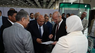 وزير الصناعة يوافق على طلب شركة زجاج سيارات لإقامة توسعات جديدة لمصنعها بالروبيكي