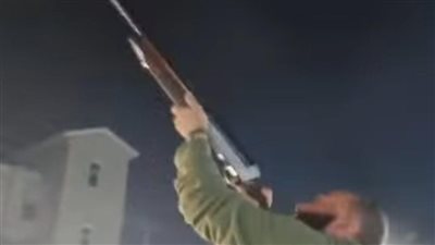 بطلقات سلاح الصيد والشماريخ.. النائب أحمد خليل يحتفل بين أهالي دائرته