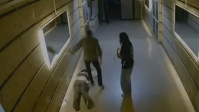 كانت بتمثل ومفيهاش حاجة.. تفاصيل تعدي رجل على ابنته بالضرب في مدخل عقار بالقاهرة