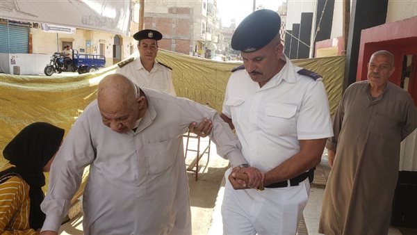 أكبر مسن يدلي بصوته