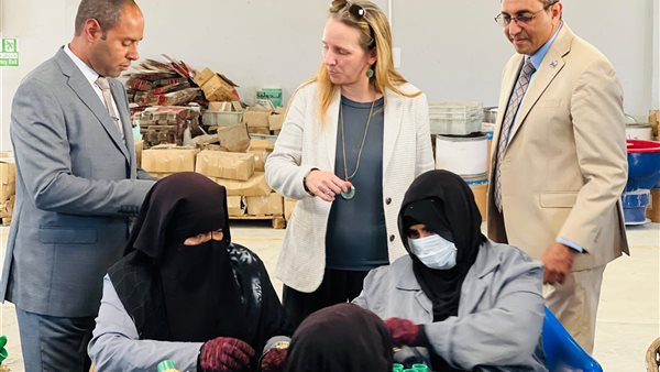 محافظ قنا وفريق البنك