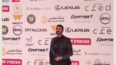 إيه الشياكة دي يا جماعة.. محمد كريم يمازح المراسلين على ريد كاربت مهرجان القاهرة السينمائي