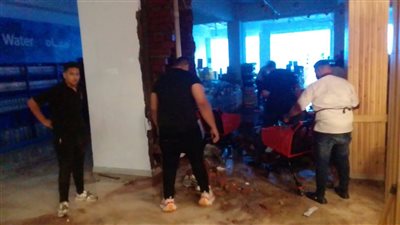 يملكه مرشح برلماني.. انهيار جدار بداون تاون العرب ببورسعيد وتلف بضائع بسبب سوء الأحوال الجوية| صور 