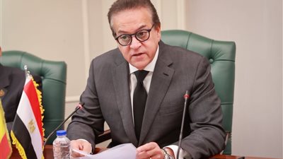 وزير الصحة يوجه بنقل طبيب قنا المصاب بطلق ناري طائش لمعهد ناصر.. ويؤكد استقرار حالته