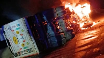 انقلاب واشتعال سيارة نقل بطريق السويس - العين السخنة 