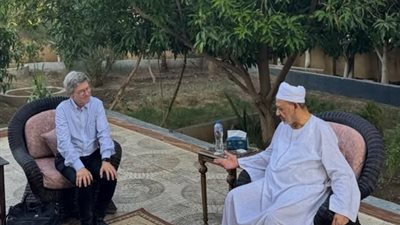 بالجلباب الصعيدي.. شيخ الأزهر يستقبل المفكر العالمي جيفري ساكس بمنزله في الأقصر